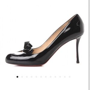 CHRISTIAN LOUBOUTIN 
Patent Vinodo Bow 85 Pumps 39.5 Black